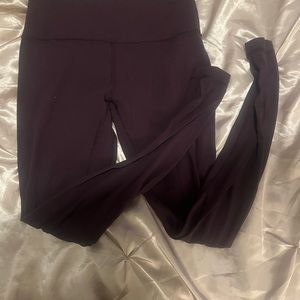 Has pilling size 4 capri length dark purple legging